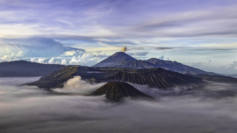 Вид на гору с облачной долиной внизу (гора бромо, mount bromo, вулкан, горный пейзаж, гора)