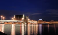 Vue nocturne époustouflante de l'Église du Sauveur sur le Sang se reflétant dans l'eau à Moscou