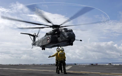 Helicóptero militar Sikorsky MH-53 decolando de um navio de assalto anfíbio