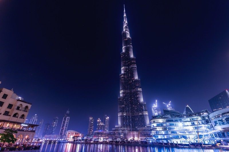 Вид на башню бурджра посреди города ночью (burj khalifa, ночное время, объединенные арабские эмираты, дубай, dubai)