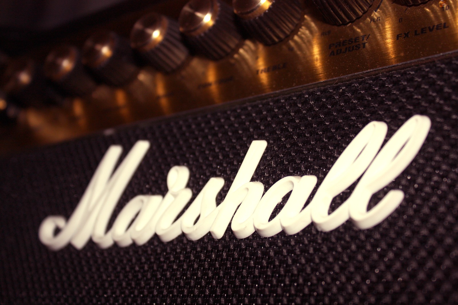 Un gros plan d'un amplificateur marshall avec le mot marshall écrit dessus (amplification marshall, amplificateur de guitare, guitare, guitare électrique, amplificateur)