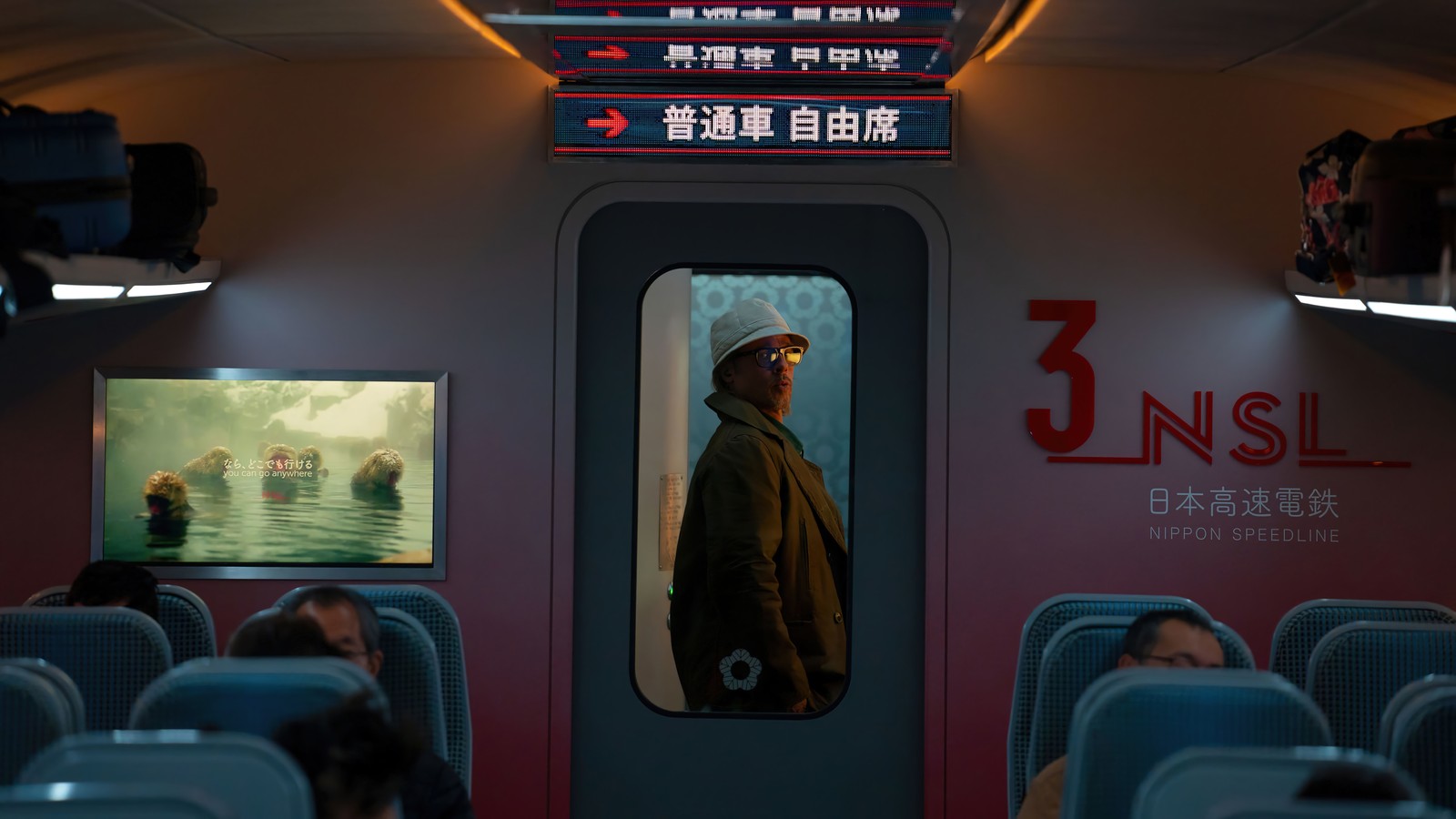 Vue arabe d'un homme debout dans un train avec une télévision (train à grande vitesse, film, 2022, brad pitt, coccinelle)