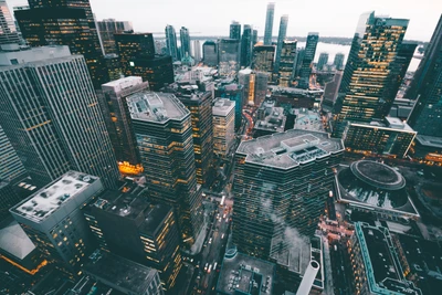 Vista aérea de una vibrante metrópoli urbana que muestra edificios de gran altura y un paisaje urbano dinámico.