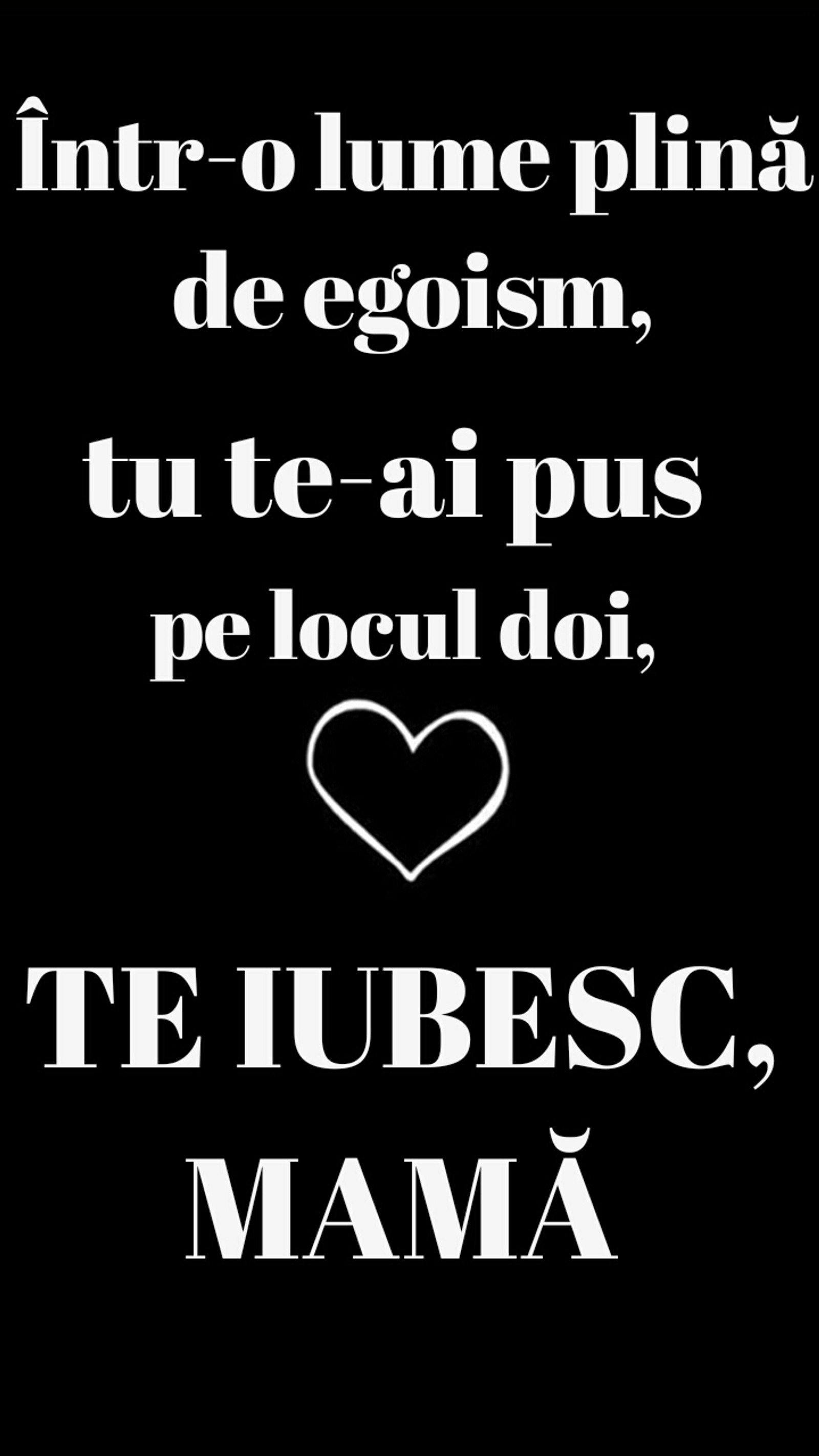 Un primer plano de un cartel en blanco y negro con un corazón (mamá, pusa)