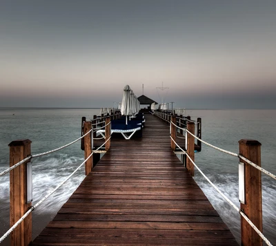 Sereno muelle de madera con vista a aguas tranquilas