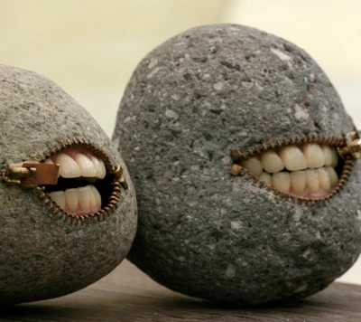 Rocas humorísticas con sonrisas con cremallera