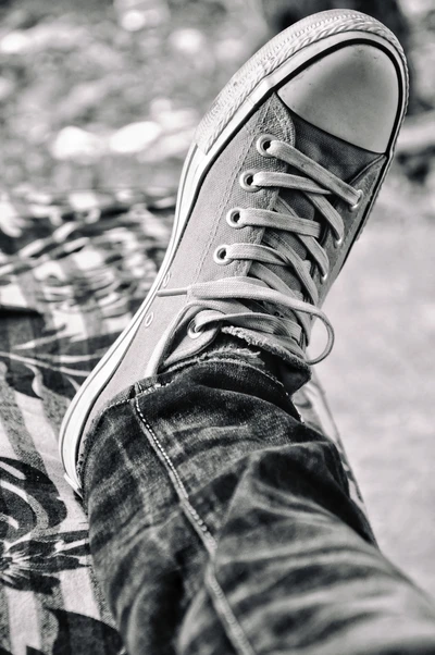 Photographie de baskets en noir et blanc élégante