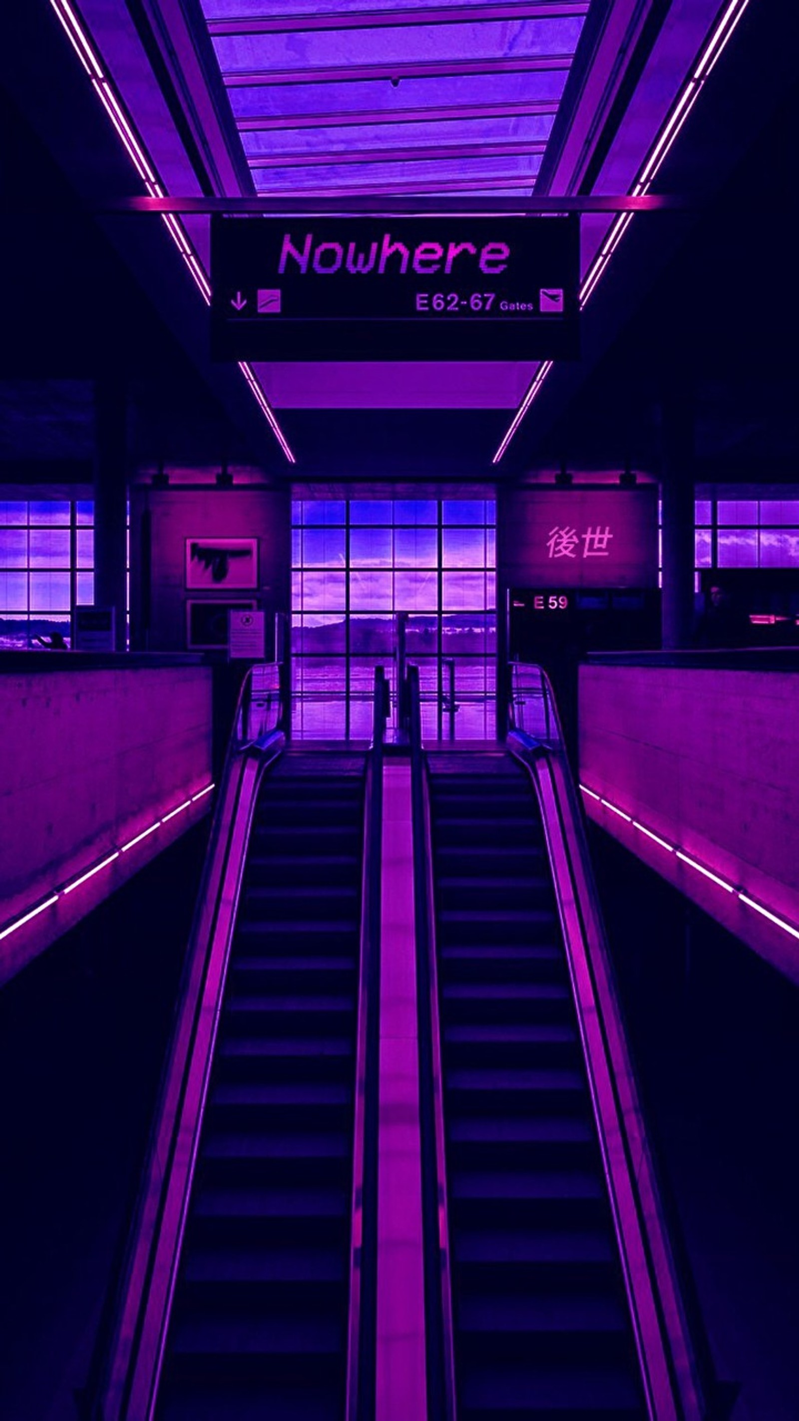 Luces de neón moradas iluminan una escalera mecánica morada en una estación de metro (estética, vaporwave, neón, sadboy, lofi)