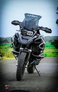 BMW 1200 Motorrad in malerischer Landschaft von Sri Lanka