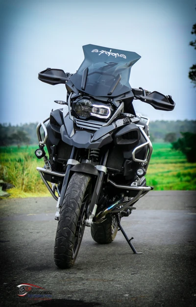 Moto BMW 1200 dans le paysage pittoresque du Sri Lanka