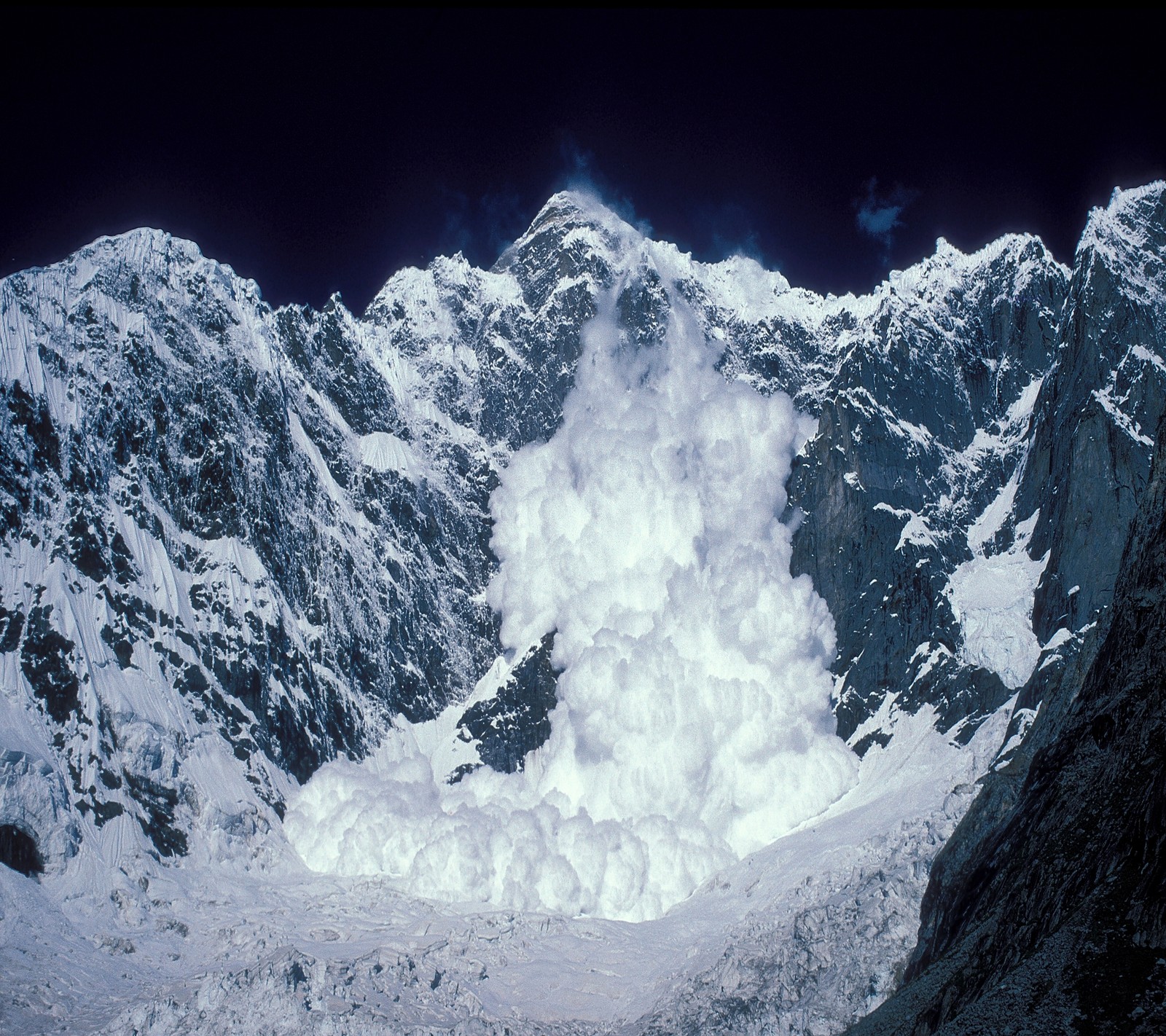 Il y a une montagne enneigée avec un gros nuage dans le ciel (glacier, glace, mountian, neige, hiver)