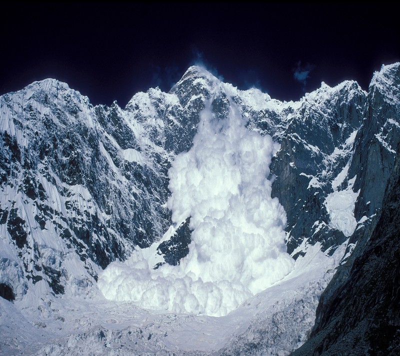 На горе, покрытой снегом, большое облако на небе (ледник, лед, mountian, снег, зима)