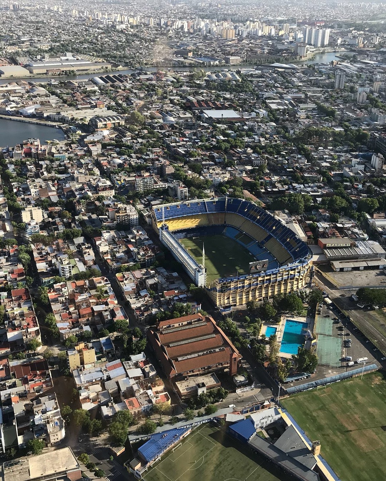 Una vista aérea de un estadio de béisbol y una ciudad (boca, la bombonera)