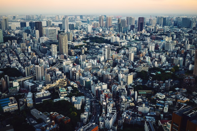 Вид на город с высокими зданиями и несколькими автомобилями (токио, tokyo, городской пейзаж, город, метрополия)