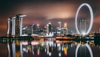 Beleuchtete Stadtlandschaft von Singapur bei Nacht mit Reflexionen