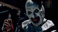 Art le clown brandit un couteau dans une scène d'horreur de "Terrifier 3