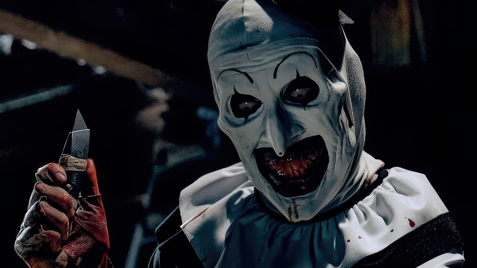 Ein arabischer mann mit einer weißen maske hält ein messer und ein messer (terrifier 3, film, art der clown, art the clown, horror)