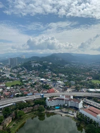 Vista aérea de uma paisagem urbana cênica com residências e fundo montanhoso