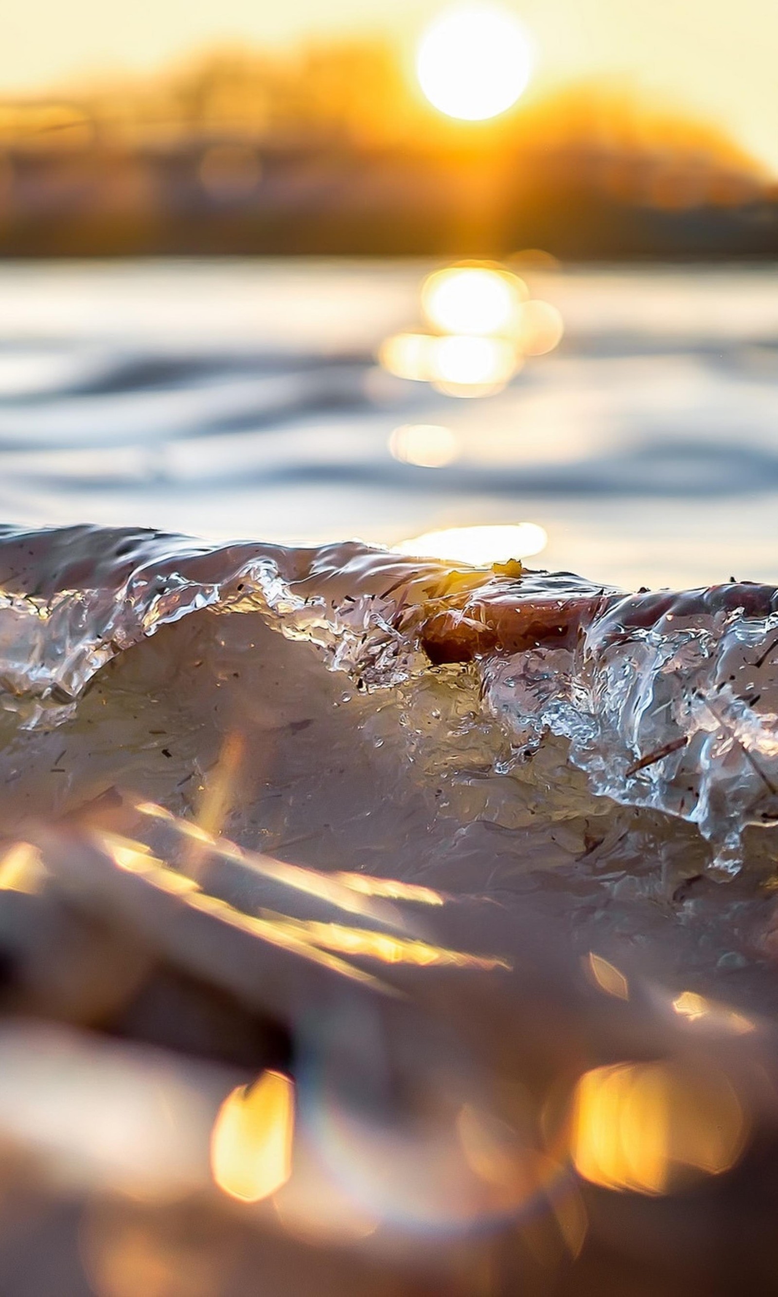 Um close-up de uma onda na água (água, por do sol, atmosfera, líquido, luz)