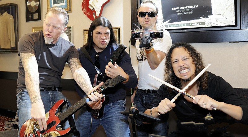 Трое мужчин играют на гитарах и позируют для фотографии (металлика, metallica, музыкальный инструмент, струнный инструмент, музыкант)