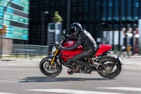 Ducati Streetfighter en mouvement, mettant en valeur un design élégant et des performances dynamiques dans les rues de la ville.