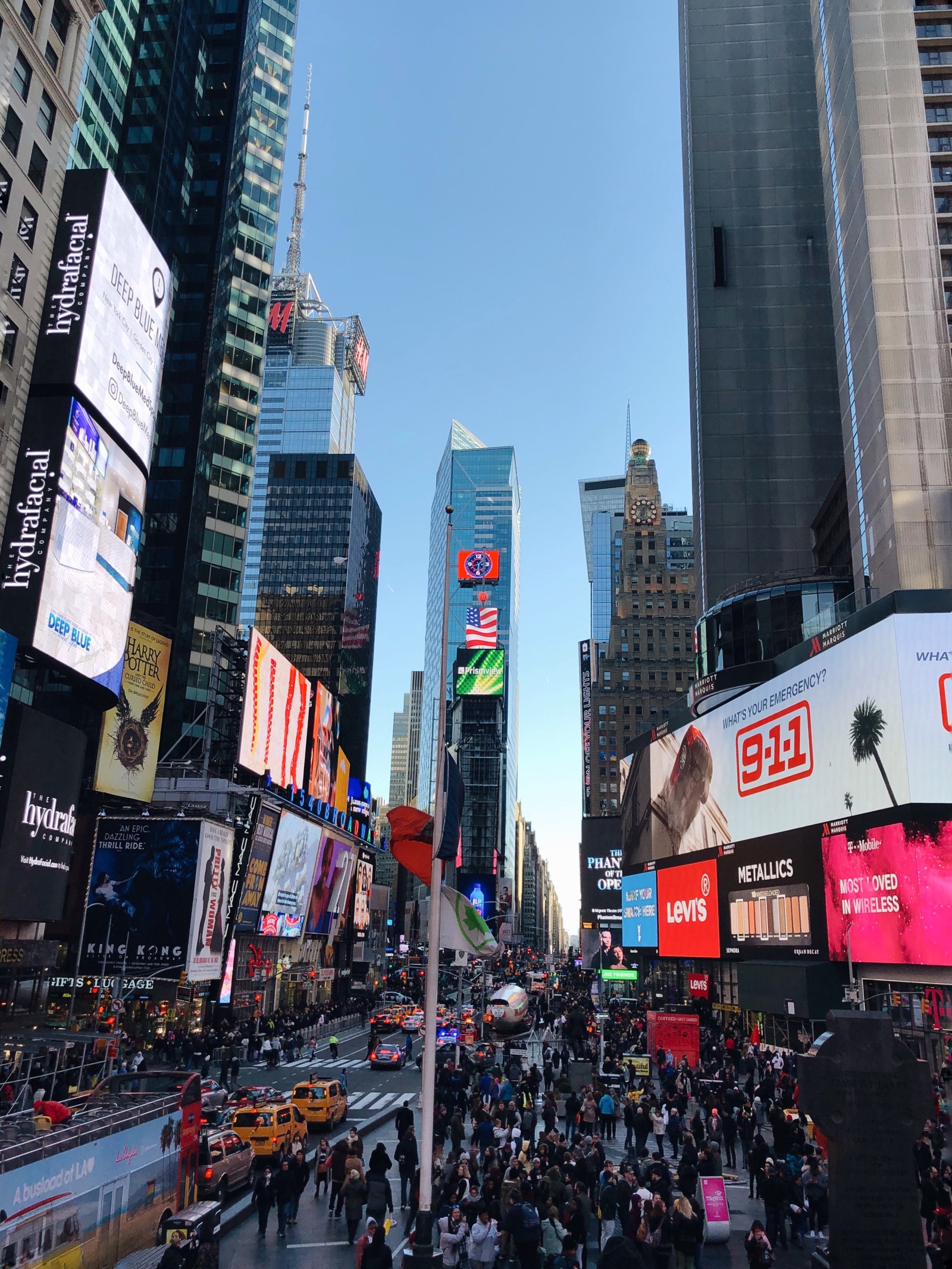 Escena urbana árabe con mucha gente caminando y coches circulando (times square, multitud, gente, ciudad, metrópolis)