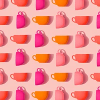 Patrón de tazas de té coloridas sobre fondo rosa