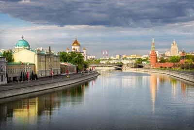 Отражение Москвы-реки с Кремлем и городским пейзажем