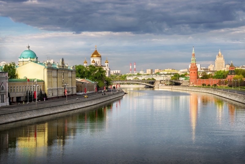 Арабский вид на реку с мостом и зданиями на заднем плане (река москва, река, достопримечательность, город, водный путь)