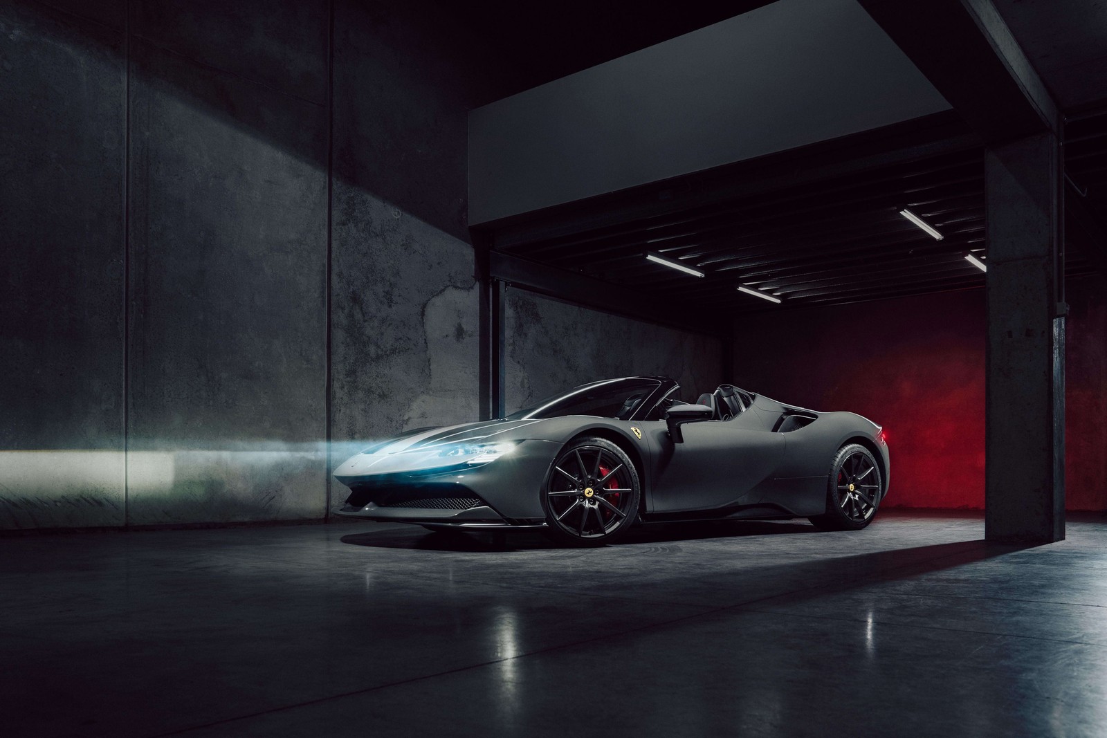 Un coche deportivo gris estacionado en un garaje con luz roja proveniente del techo (ferrari sf90 spider, hipercoches híbridos, assetto fiorano, 2022, coches)