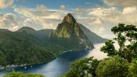 Paisagem majestosa das Terras Altas com vista para águas serenas