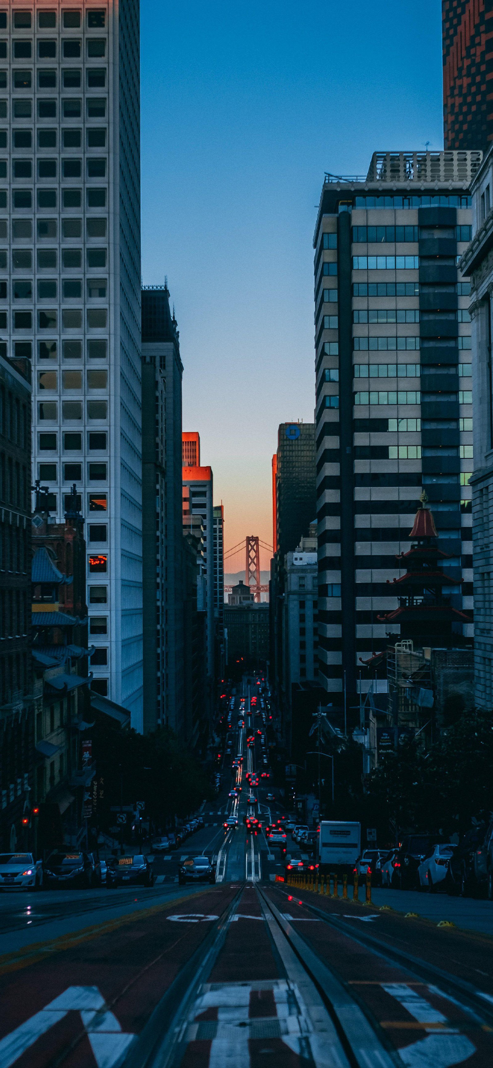 Vista artificial de una calle de la ciudad con mucho tráfico (edificio, rascacielos, día, torre, bloque de torre)