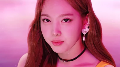 Nayeon de TWICE dans un cadre rose vif, mettant en valeur ses traits frappants et ses accessoires élégants.