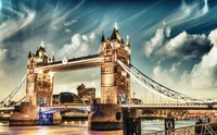 Pont de la Tour illuminé contre un ciel dramatique à Londres