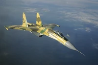 Caza Sukhoi Su-35 en vuelo sobre la cabeza