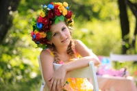 Menina sorridente com coroa de flores em um dia ensolarado