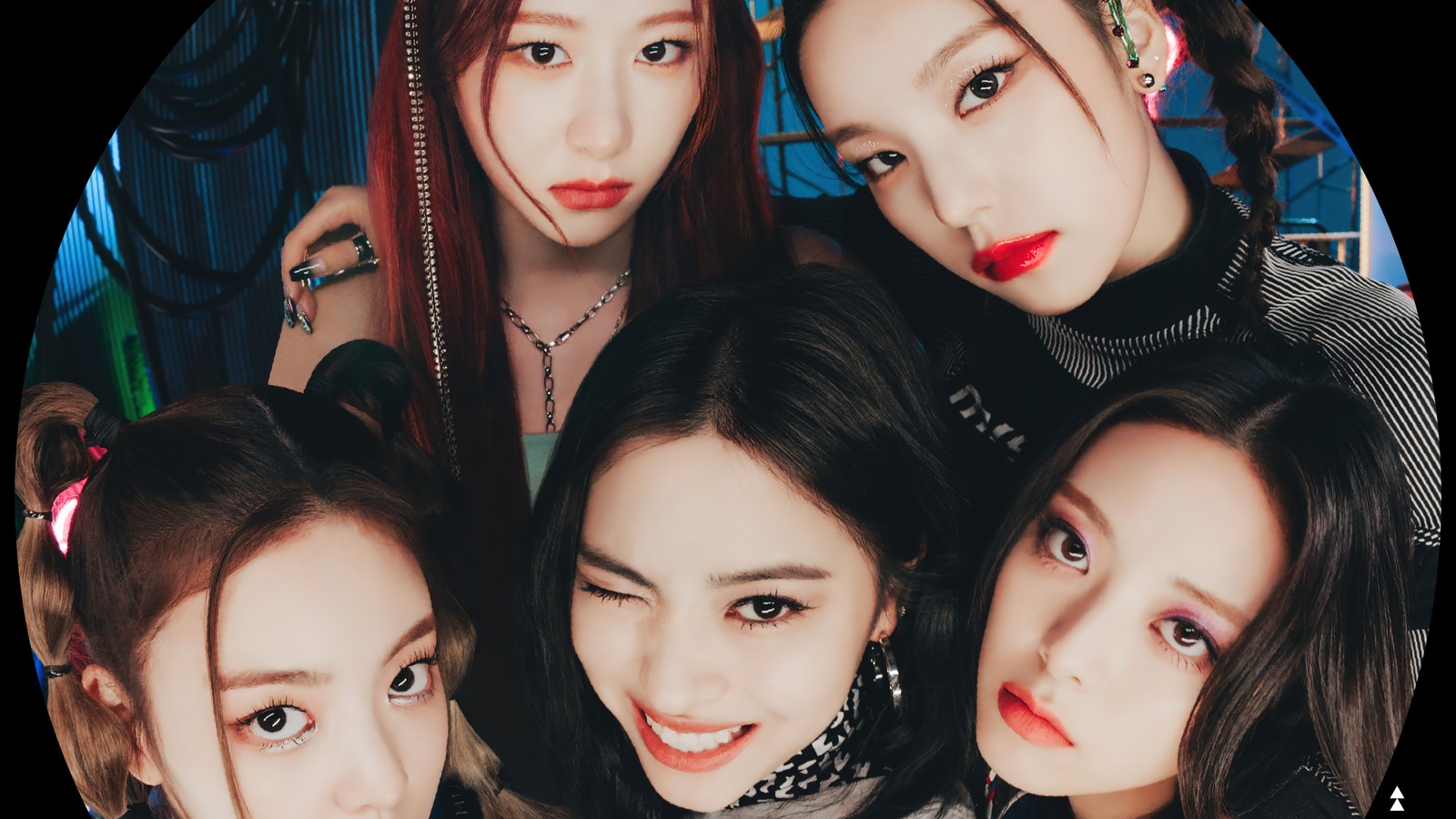 Gros plan d'un groupe de filles aux cheveux roux (itzy, 있지, kpop, k pop, filles)