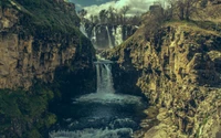 Chute d'eau majestueuse se déversant à travers un paysage rocheux