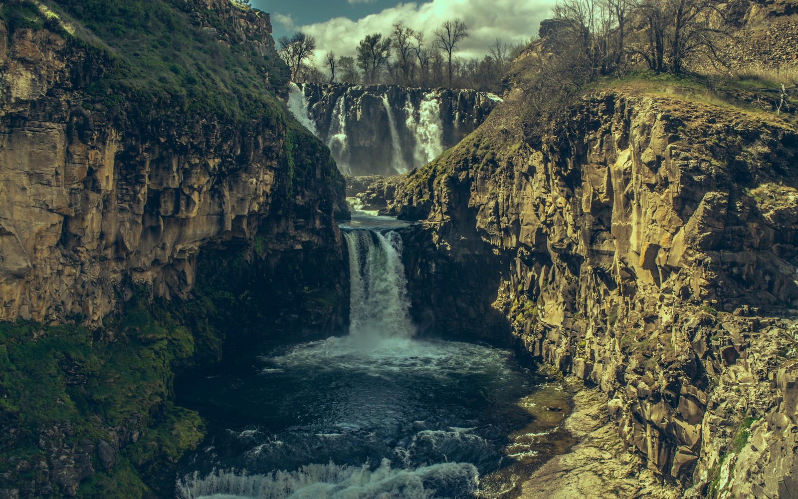 Vista de uma cachoeira em um cânion com um fundo de céu (cachoeira, recursos hídricos, corpo de água, natureza, água)