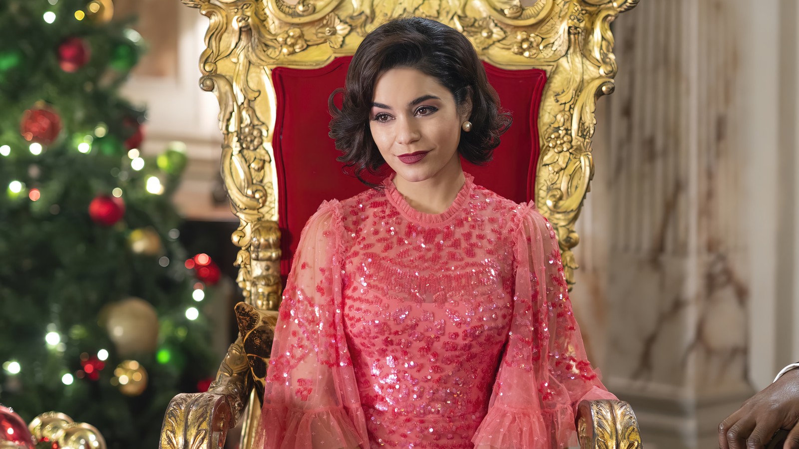 Femme arabe en robe rouge assise sur un trône doré (la princesse de chicago 3, romance avec létoile, 2021, film, vanessa hudgens)