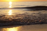 Réflexion sereine du coucher de soleil sur des vagues océaniques tranquilles