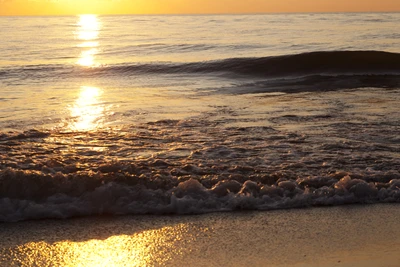 Réflexion sereine du coucher de soleil sur des vagues océaniques tranquilles