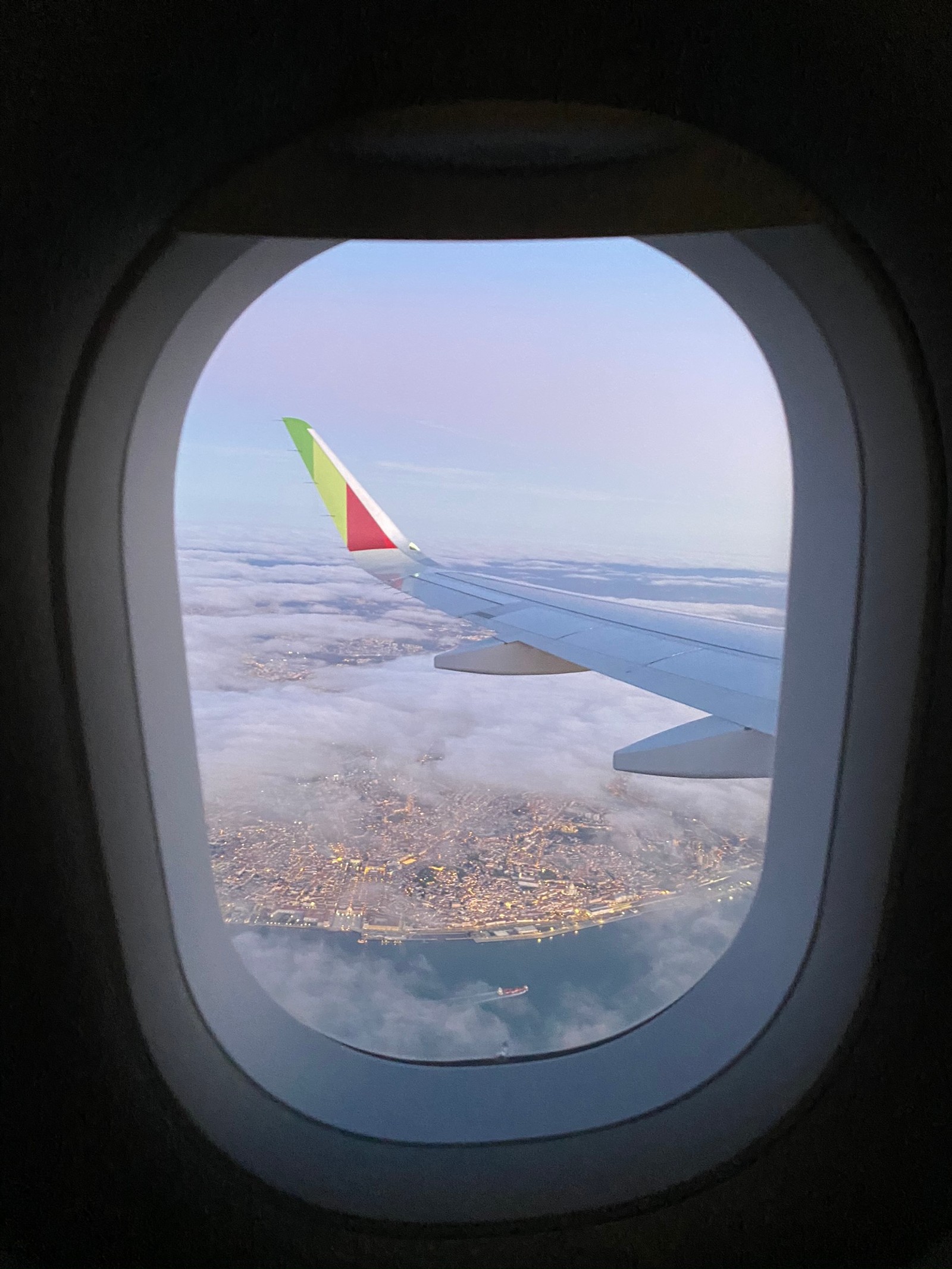 Vista de uma asa de avião com uma janela (atmosfera, viagem aérea, aeronave, linha aérea, voo)