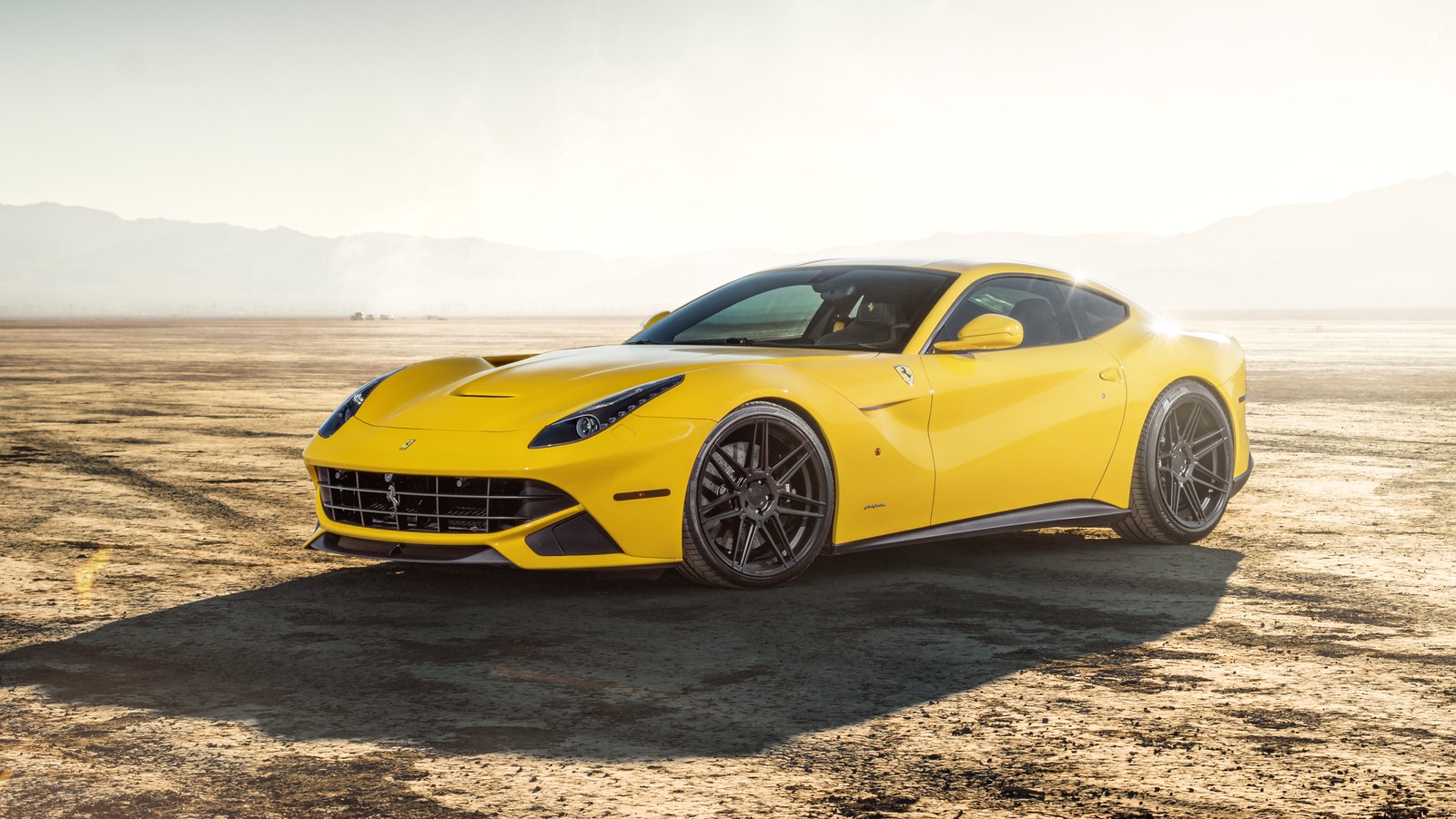 Une voiture de sport ferrari jaune garée dans le désert (ferrari f12, enzo ferrari, voiture de sport, voiture, supersportive)