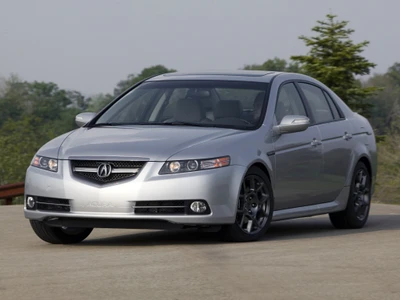 Серебристый седан Acura TL в естественной обстановке