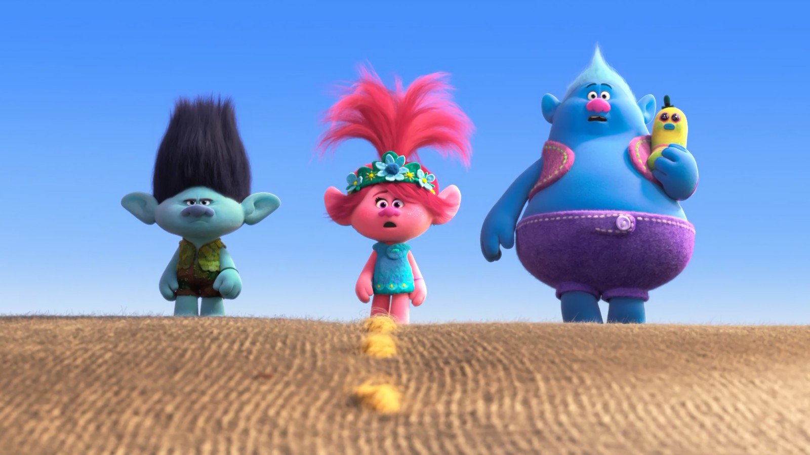 Um grupo de trolls em pé em uma praia de areia (trolls turnê mundial, trolls world tour, filme, ramo, papoila)