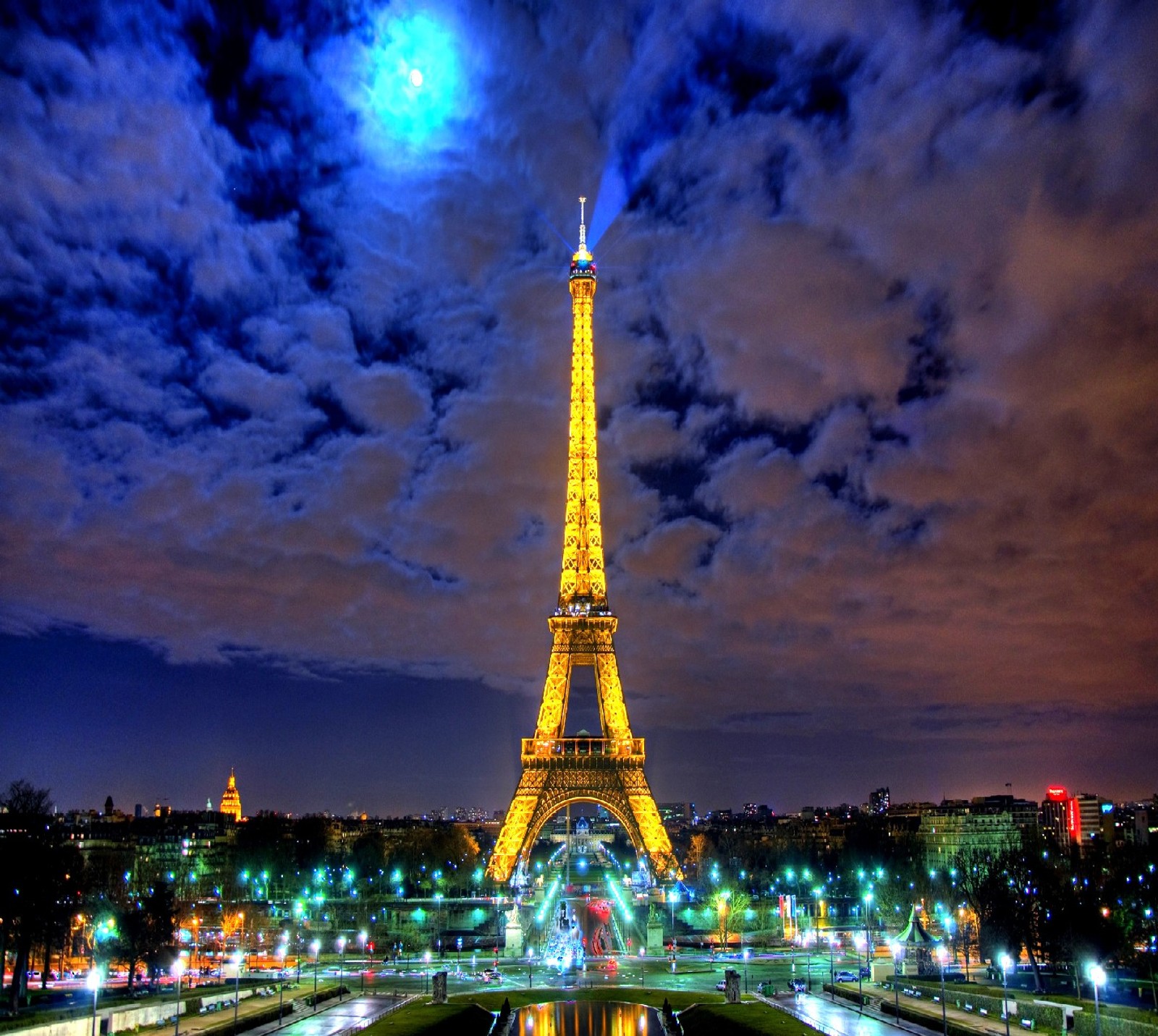 Vue de la tour eiffel la nuit avec une pleine lune (paris)