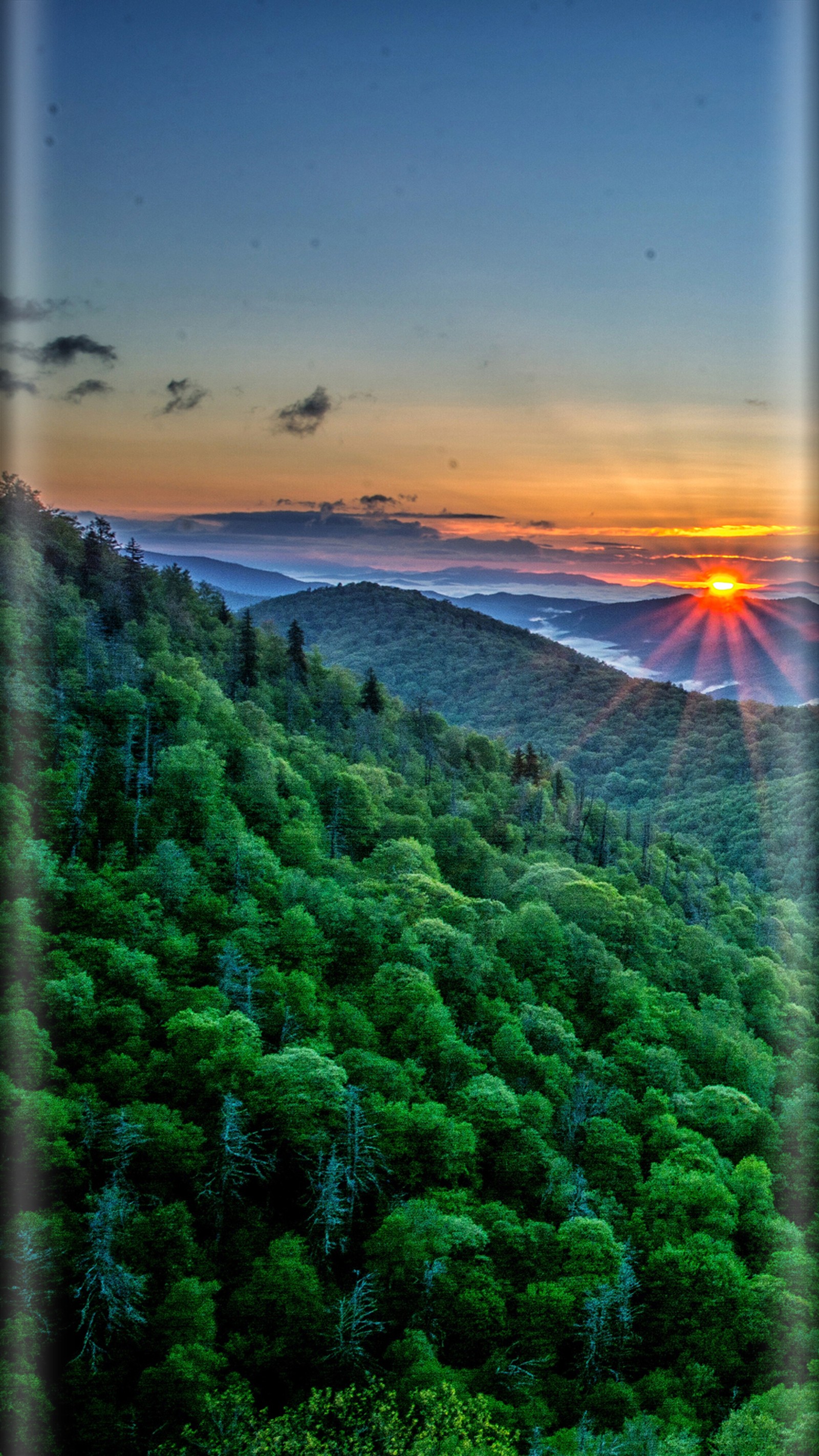 Vista de um pôr do sol sobre uma área florestal com árvores (beleza natural, borda, s8, por do sol, super)