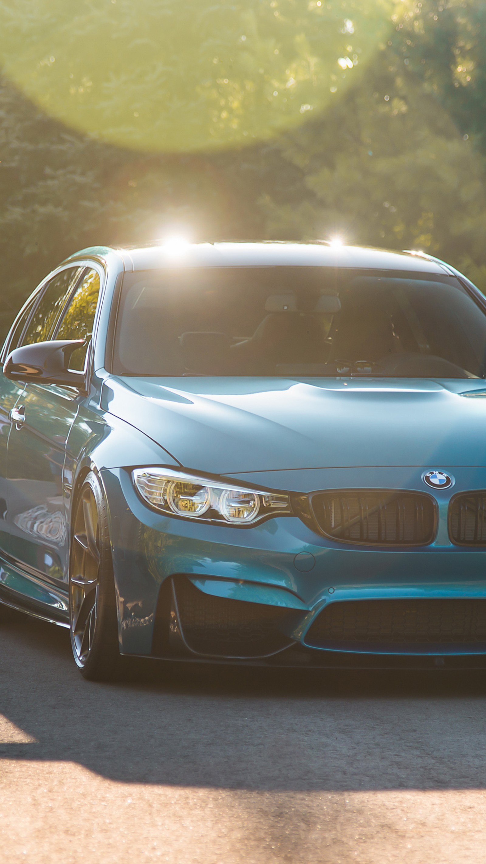 Um close de um bmw azul dirigindo por uma estrada (1080p, carro, bmw, f80, hd)