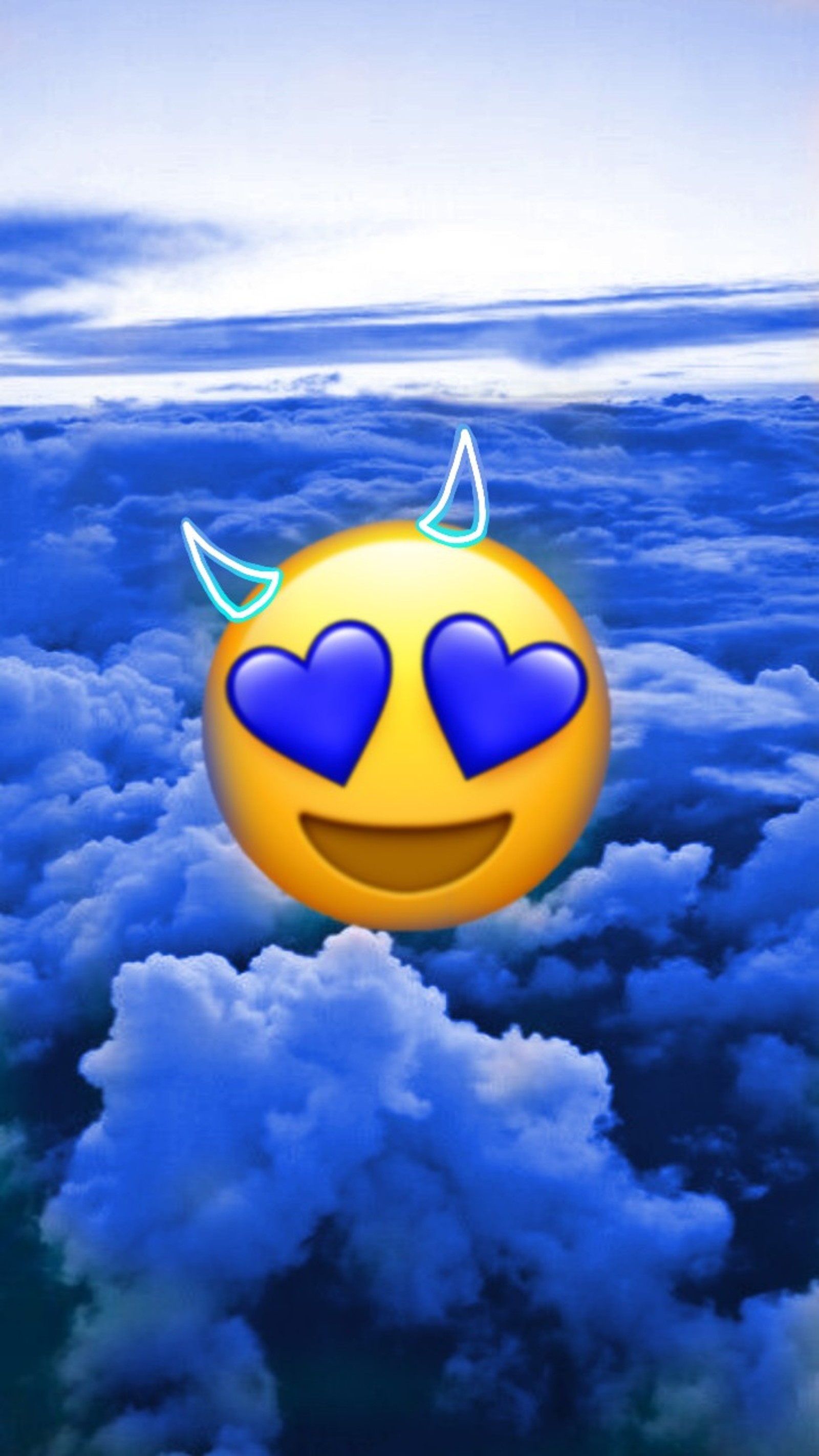 Um close de um rosto sorridente com dois corações nele (azul, céu, legal, cuernos, diablo)